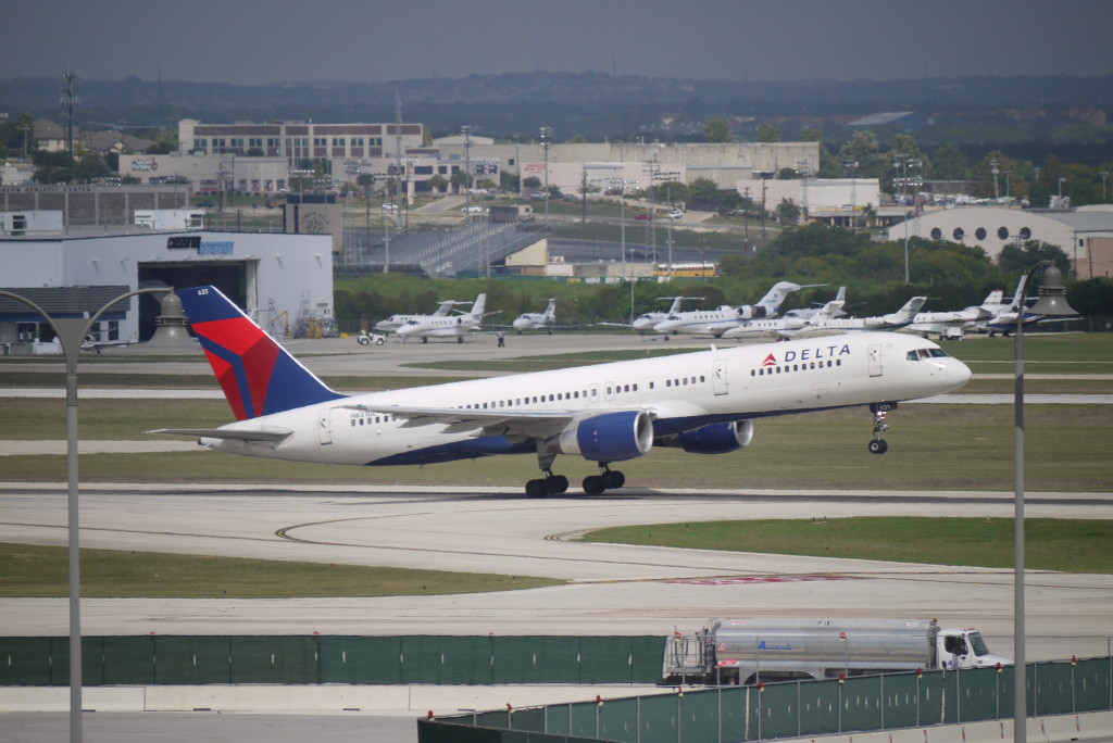 Delta Boeing 757-200 N633DL at KSAT, c Nick Leghorn